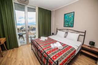Отель Hotel Flower Тбилиси Двухместный номер Делюкс с 1 кроватью и балконом-1