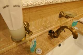 Отель Hotel Flower Тбилиси Номер с кроватью размера «king-size» и балконом-2