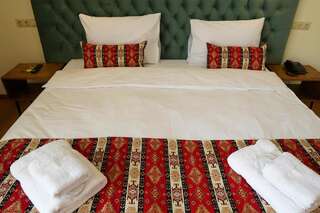 Отель Hotel Flower Тбилиси Номер с кроватью размера «king-size» и балконом-1