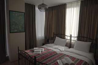 Отель Hotel Flower Тбилиси Двухместный номер с 1 кроватью или 2 отдельными кроватями, вид на город-6